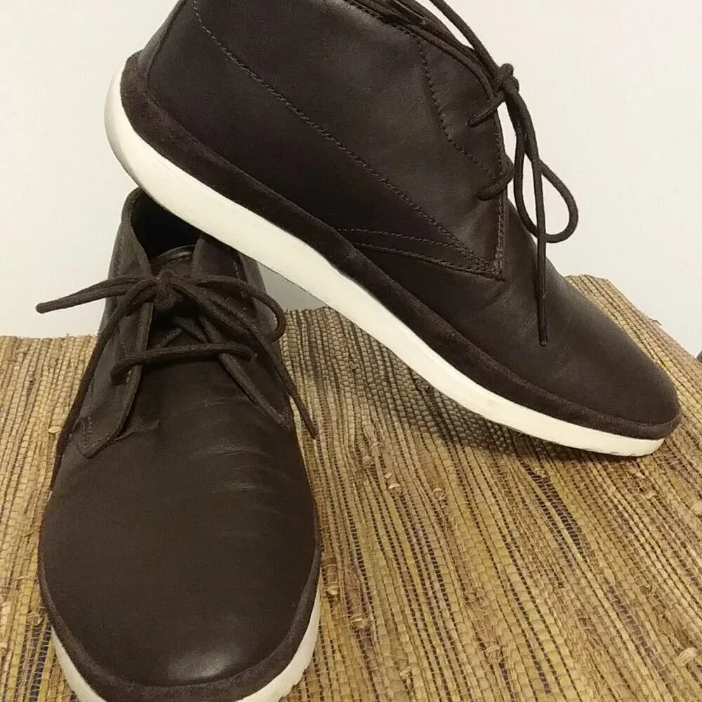 Men's UGG Chocolate Brown Leather Freamon Capra Chukka Boots, size 8.5